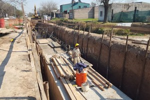ELLITORAL_258274 |  El Litoral Desague clave. La obra de entubado del canal Roverano, es una de las principales encaradas por la gestión de Miguel Lifschitz en Santo Tomé. En abril había alcanzado un 70 % de avance. Su finalización será uno de los principales pedidos de Qüesta a Perotti.