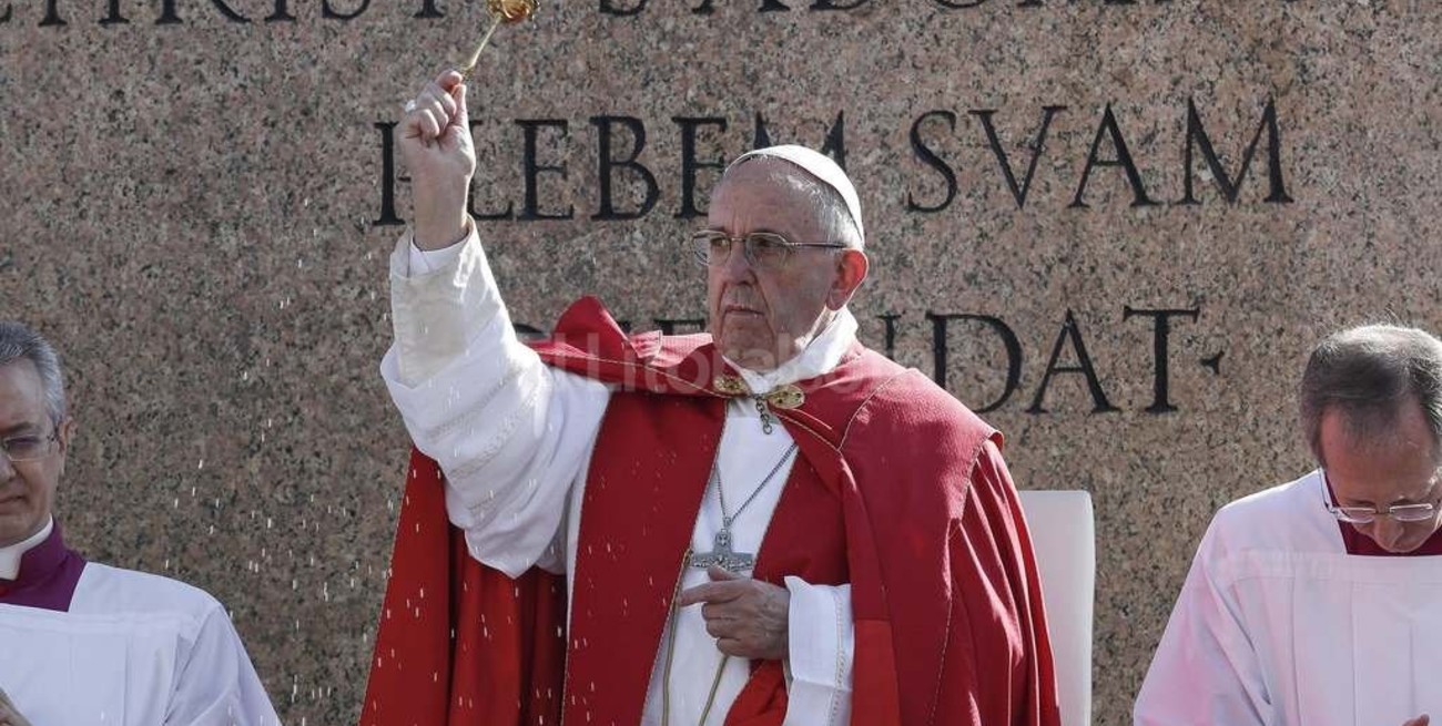 En el inicio de la Semana Santa, el Papa pidió por los refugiados