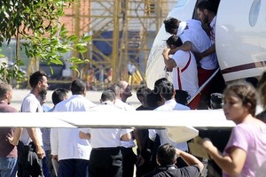 ELLITORAL_145216 |  DyN Los jugadores de Huracán con más lesiones llegaron ayer a nuestro país en un avión sanitario.