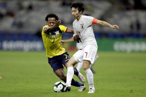 ELLITORAL_251766 |  Xinhua (190624) -- BELO HORIZONTE, 24 junio, 2019 (Xinhua) -- El jugador Romario Ibarra (i), de Ecuador, disputa el balón con Gaku Shibasaki (d), de Japón, durante el partido correspondiente al Grupo C de la fase de grupos de la Copa América 2019, celebrado en el Estadio Mineirao, en Belo Horizonte, Brasil, el 24 de junio de 2019. (Xinhua/Lucio Tavora) (lt) (vf)