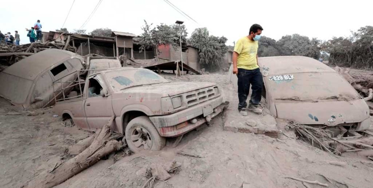 Sube a 75 la cifra de muertos por erupción de volcán en Guatemala 