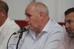 ELLITORAL_172854 |  Manuel Fabatía No se guardó nada. Fiel a su estilo, quien cambió la historia de Unión en los últimos años se cansó del manoseo de los clubes grandes. Y encima cuando escuchó lo que dijo Daniel Angelici, saltó como leche hervida. Le  pegó  a Angelici y también a Macri.