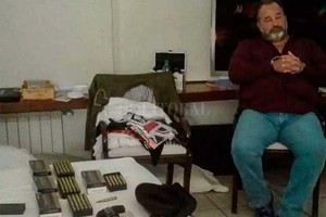 ELLITORAL_200042 |  Télam En la chacra uruguaya que allanó la policía de ese país se incautaron fajos de dinero, armas automáticas y también, numerosos autos de lujo. Foto: Télam