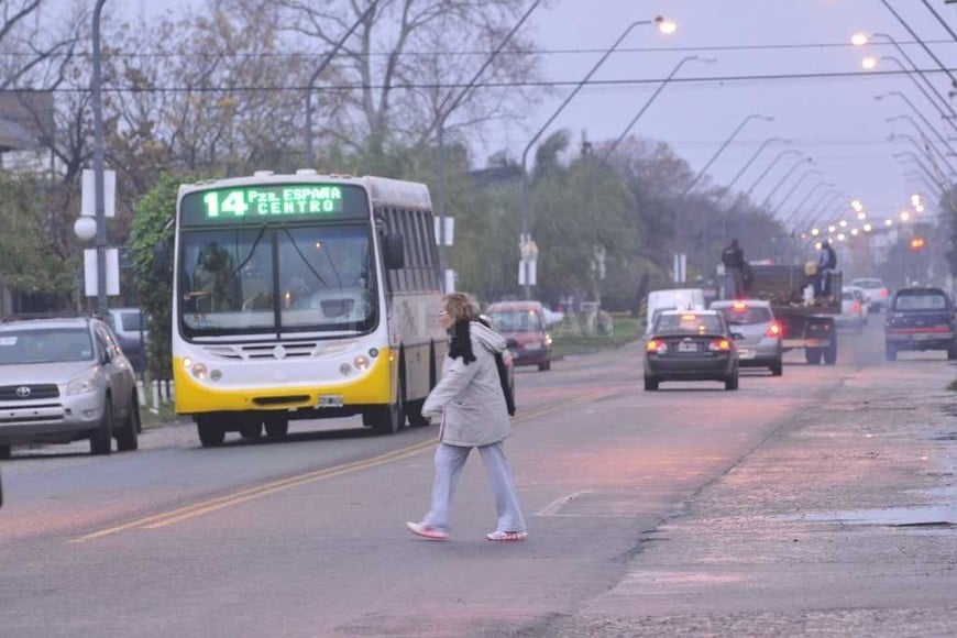 ELLITORAL_186920 | Flavio Raina Cruce peligroso. En Galicia y General Paz sobran los carteles de campaña pero falta pintar las sendas peatonales, entre dos avenidas con mucho tránsito.
