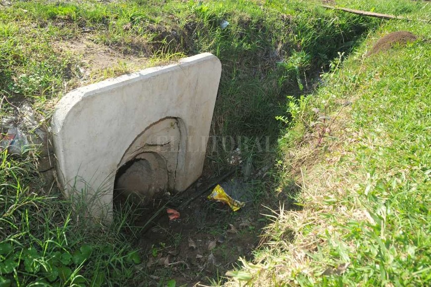 ELLITORAL_185282 | Flavio Raina Problema. Este es uno de los ingresos al desagüe Pavón - Ayacucho. Un vecino se encarga de mantenerlo limpio. Pero hay otros que están llenos de yuyos y barro.