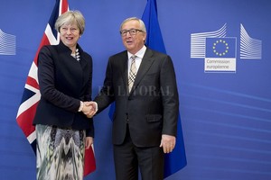 ELLITORAL_197809 |  DPA El presidente de la Comisión Europea, Jean Claude Juncker, y la primera ministra británica, Theresa May, reunidos en Bruselas.