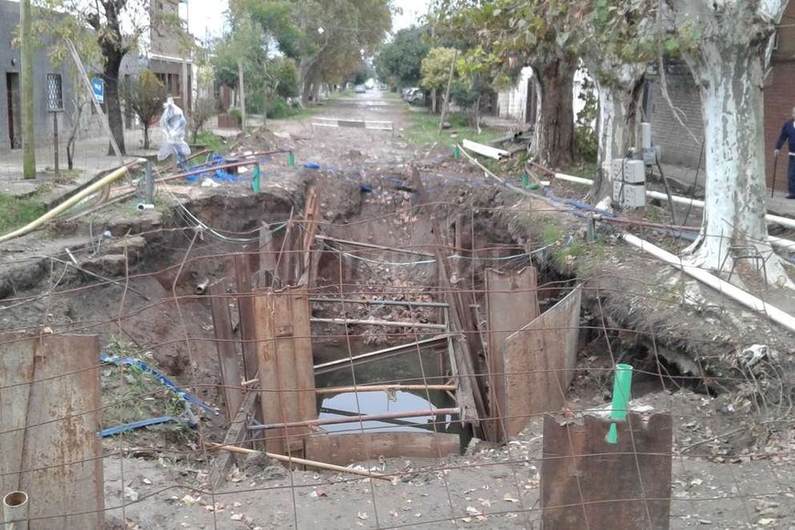 ELLITORAL_180260 |  El Litoral Obra. En Pedro de Vega y Zavalla ejecutan una obra de cloacas que puso en peligro a las viviendas de la esquina, como también a los añosos eucaliptos de la vereda.