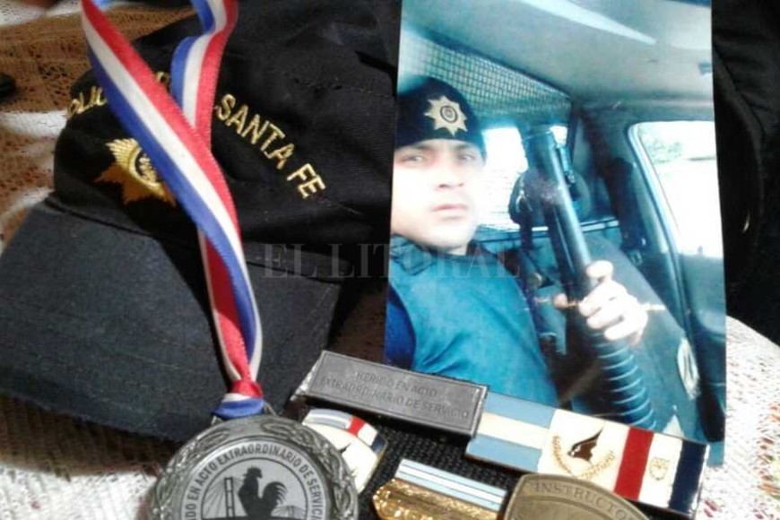 ELLITORAL_185755 |  Danilo Chiapello Fotos, pertenencias y medallas de reconocimiento por  herido en servicio , llenan hoy el hogar de Cejas.