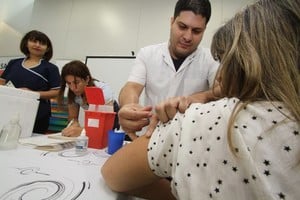 ELLITORAL_244625 |  Mauricio Garín / Archivo Es importante tener el carné de vacunación al día.  De todos modos, desde 2011 tenemos el sistema informatizado, por lo que podemos averiguar el registro y los datos personales a través del número de DNI , aseguró Uboldi.