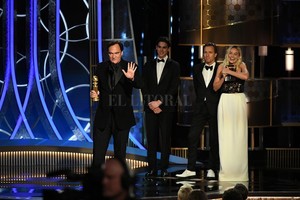 ELLITORAL_278938 |  Gentileza HFPA Tarantino agradeciendo el premio al Mejor Guión, acompañado por Margot Robbie (quien interpretó a Sharon Tate).