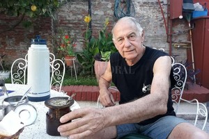 El Litoral En la tranquilidad del patio de su casa y mateando, una larga charla con un hombre al que le corre sangre futbolera por las venas.