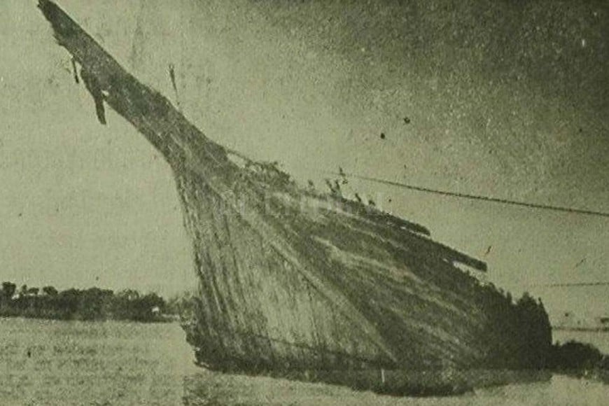 ELLITORAL_221378 |  Archivo El Litoral Mount Reinier. El velero alemán blanco de 4 mástiles y casi 100 metros de eslora se hundió en el Puerto en 1919, y lo intentaron rescatar en cuatro oportunidades.