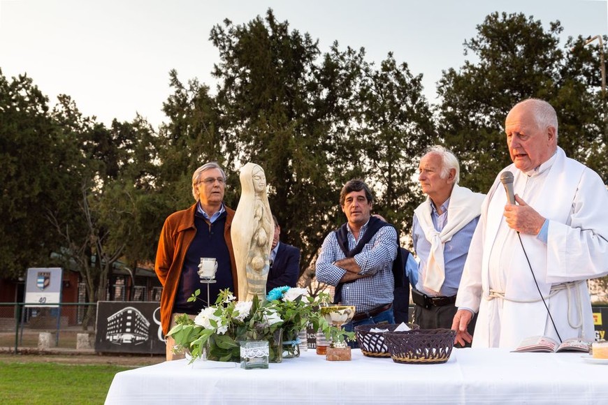 ELLITORAL_220058 |  Gentileza Franco Perego. El querido Padre Petty ofició la celebración religiosa en el campo de juego número uno. En el altar de campaña, la imagen de la Virgen del Rugby que fue entronizada en el club, el presidente actual, Alejandro Molinas y dos de sus predecesores: Reynaldo Gervasini y Julio Alberto Tejerina.