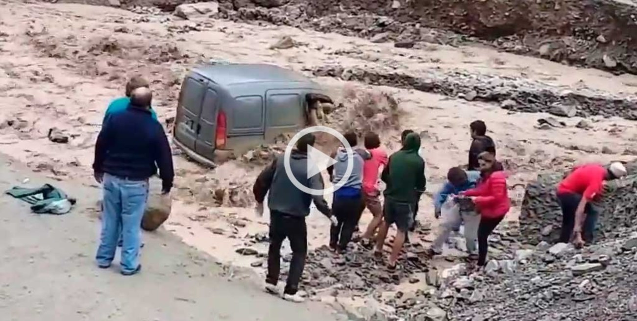 Video: impresionante rescate de una familia en Salta