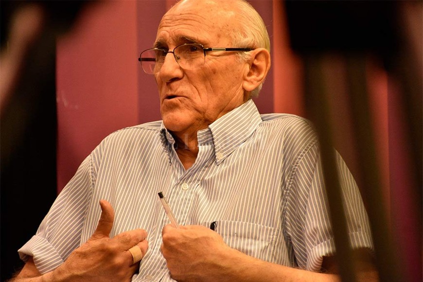 ELLITORAL_291939 |  Manuel Fabatía Estamos fraccionando jabones y otros artículos e higiene, y los llevamos a los barrios. Pero no alcanza. Hay preocupación, pero no pánico , dice Ambrosino