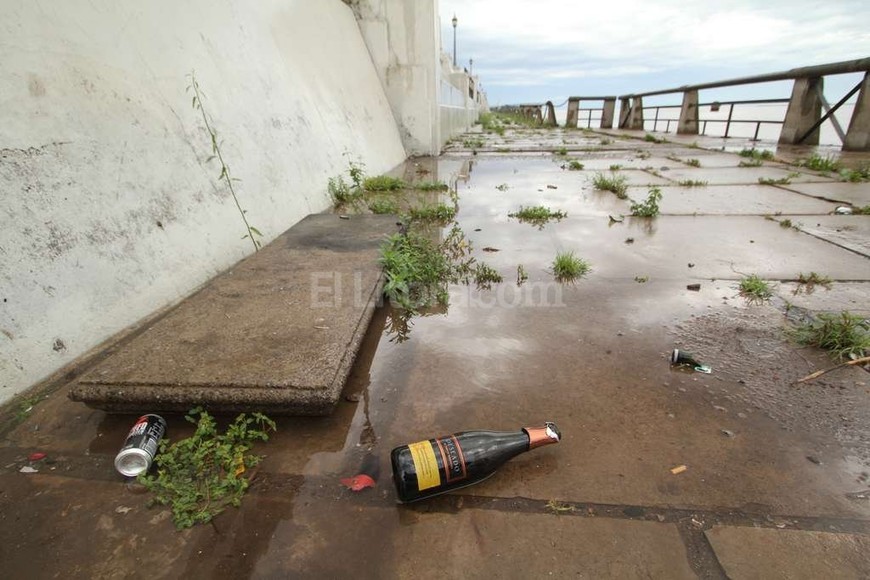 ELLITORAL_170153 |  Pablo Aguirre La gente arroja al paseo latas y botellas desde la costanera. Los antiguos bancos también están tirados.