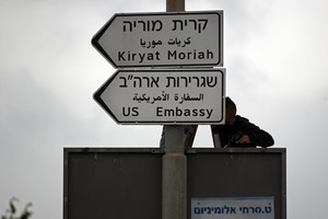 ELLITORAL_210378 |  THOMAS COEX A new road sign indicating the way to the new US embassy in Jerusalem is set up on May 7, 2018.
The embassy move from Tel Aviv to Jerusalem is expected to occur on May 14. / AFP PHOTO / THOMAS COEX