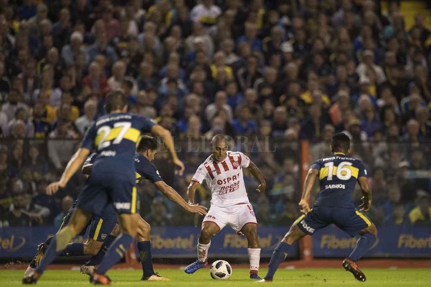 ELLITORAL_210404 |  Matías Nápoli Si de presión se habla... Unión supo hacer valer su presión, pero no le fue en zaga Boca. La foto lo demuestra: varios jugadores  xeneizes  van sobre Diego Zabala para quitarle la pelota y restarle espacios de maniobra.