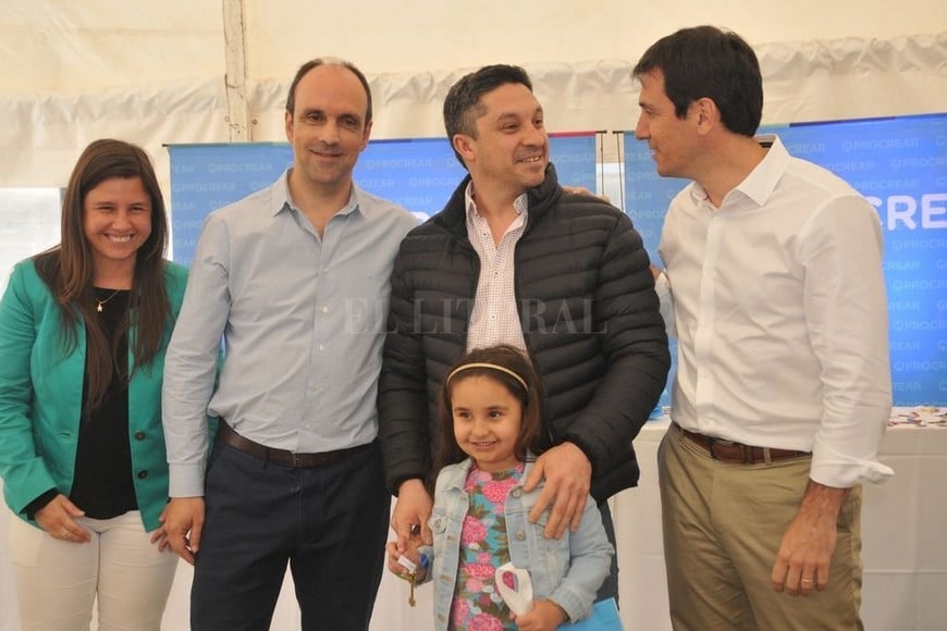 ELLITORAL_224853 |  Luis Cetraro Autoridades municipales y el funcionario nacional, tras la entrega de la llave a uno de los adjudicatarios.