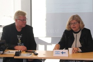 Archivo El Litoral El investigador Michael Uljens junto a la ministra Claudia Balagué, durante la visita a Finlandia.