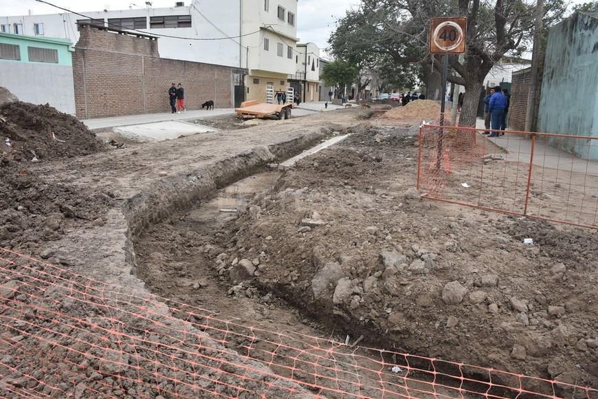 ELLITORAL_259894 |  Guillermo Di Salvatore Incompleto. Por el momento el conducto que se construye desde la intersección de las calles Matheu y Viñas, y que avanzará hacia el sur hasta conectar con el desagüe Larrea, está a medio terminar