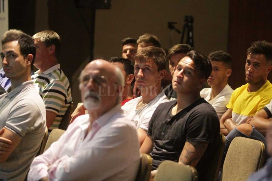 ELLITORAL_231138 |  Pablo Aguirre Parte del plantel tatengue y el tesorero Jorge Cíceri. Todo Unión estuvo presente.