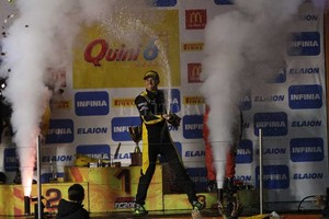 ELLITORAL_221365 |  Mauricio Garín Con los dientes apretados. Leonel Pernía se quedó con el triunfo en una carrera espectacular, que tuvo muchas variantes y deserciones. Tuvo que aguantar hasta el final los embates de su compañero de equipo, Ardusso.
