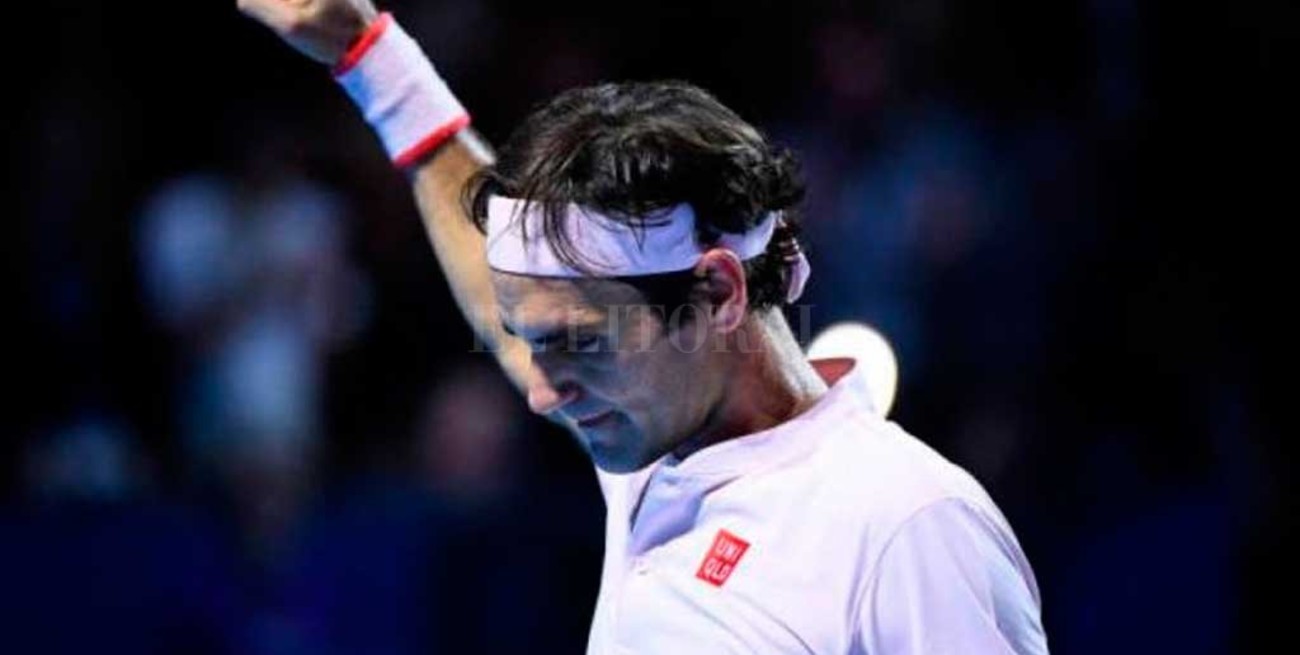 Federer, sin despeinarse, pasó a octavos del Masters de París
