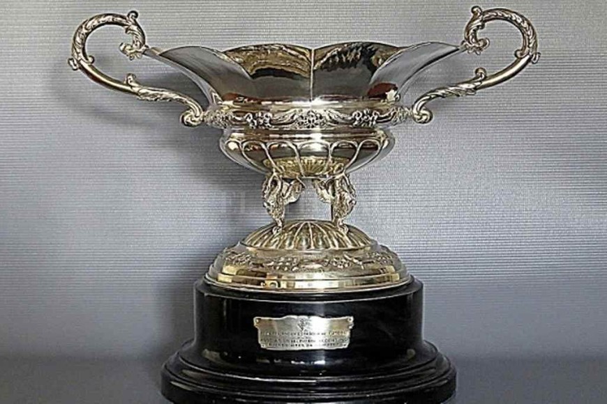 ELLITORAL_315778 |  Archivo Bien ganado. Como presente por el triunfo en el amistoso internacional que jugaron entre ambos países, la Real Federación Española de Fútbol le otorgó una copa conmemorativa a la Asociación del Fútbol Argentino.