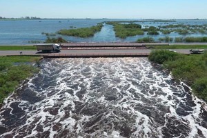 ELLITORAL_229749 |  Twitter Importante caudal de agua en el Arroyo Colastiné generaba complicaciones
