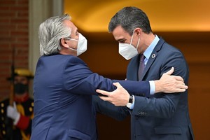 ELLITORAL_375663 |  Télam Spain's Prime Minister Pedro Sanchez (R) welcomes Argentine President Alberto Fernandez at the Moncloa Palace in Madrid on May 11, 2021. (Photo by GABRIEL BOUYS / POOL / AFP)