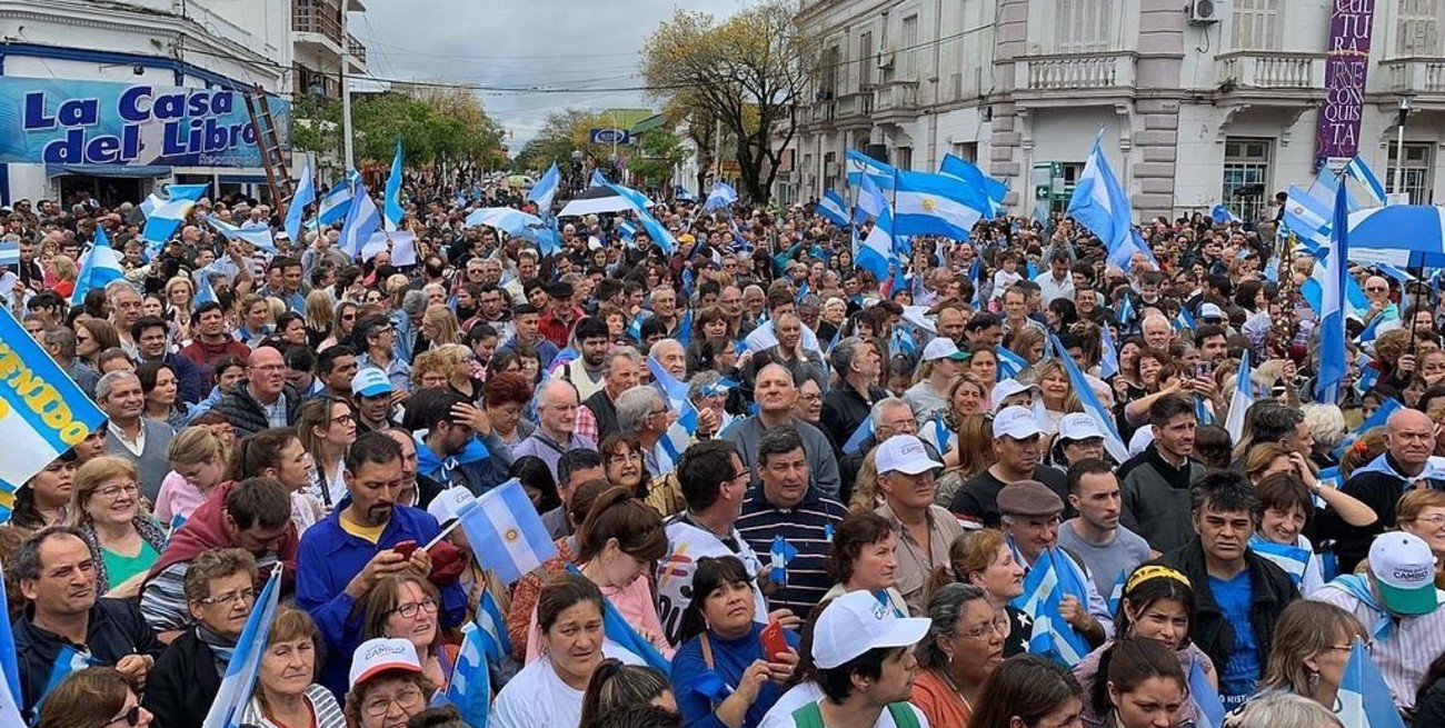 Ante miles de personas, Macri pidió "hacer patria" en la elección general 