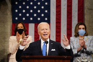 ELLITORAL_373709 |  Xinhua/Melina Mara/Pool (210429) -- WASHINGTON D.C., 29 abril, 2021 (Xinhua) -- Imagen del 28 de abril de 2021 del presidente estadounidense, Joe Biden (c), pronunciando un discurso en una sesión conjunta del Congreso en Washington D.C., Estados Unidos. (Xinhua/Melina Mara/Pool) (ah) (da) (vf)