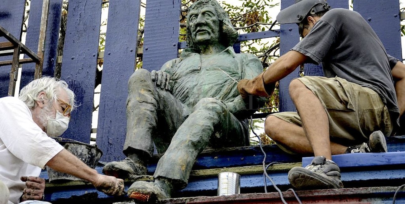 Instalan una estatua del "Trinche" Carlovich en el estadio "Gabino Sosa"