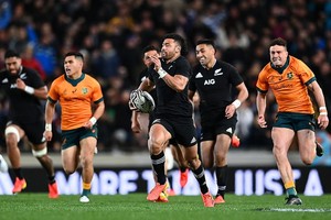 Gentileza NZRU El apertura Richie Mo´unga, quien cumplió una actuación determinante, pronuncia la ofensiva neozelandesa.