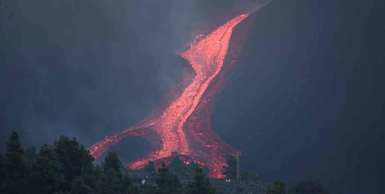 Volcán La Palma: evacúan a 800 personas ante el avance de la lava en las Islas Canarias