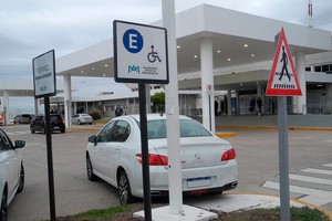 ELLITORAL_263787 |  Gentileza. Afuera. A falta de espacio permitido, este conductor dejó el auto afuera de las dársenas.