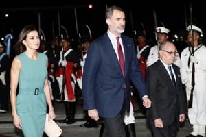 ELLITORAL_241960 |  Infobae Los Reyes de España en Aeroparque, caminando con el ministro de Relaciones Exteriores de Argentina, Jorge Faurie