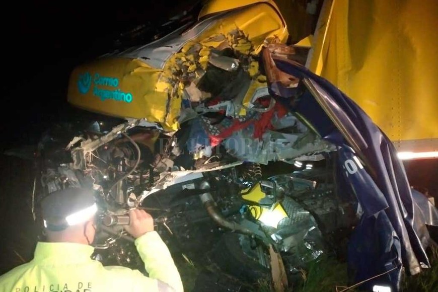 ELLITORAL_376428 |  El Litoral Tras el impacto uno de los camioneros debió ser rescatado desde la cabina de conducción.