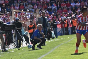 ELLITORAL_266911 |  Mauricio Garín Extraño el Modo Unión  Ese equipo anterior, el que entró a las dos copas, era de jugadores bajos y pressing alto. Ahora, juega con dos  9  de área (Bou y Mazzola) y con otro estilo. Se fueron Zabala, Fragapane, Gamba...los bajitos y livianitos que jugaban a un toque. Ahora, Leonardo Carol está fundando un equipo nuevo.  Desde Central, arrancamos un torneo nuevo , dijo el DT. Empató con los rosarinos, le ganó a Aldosivi y fue el gran ganador del derby ciudadano.