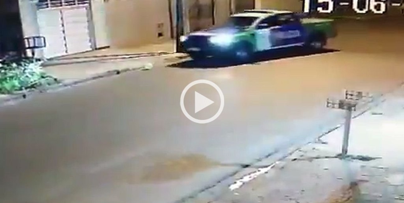 Viral: dos policías filmados mientras intentaban reventar un globo con el patrullero en Buenos Aires