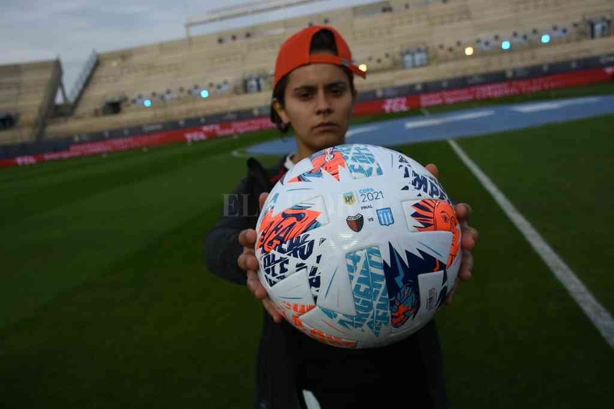 ELLITORAL_386854 |  Pablo Aguirre El niño sostiene la pelota de la gran final entre Colón y Racing