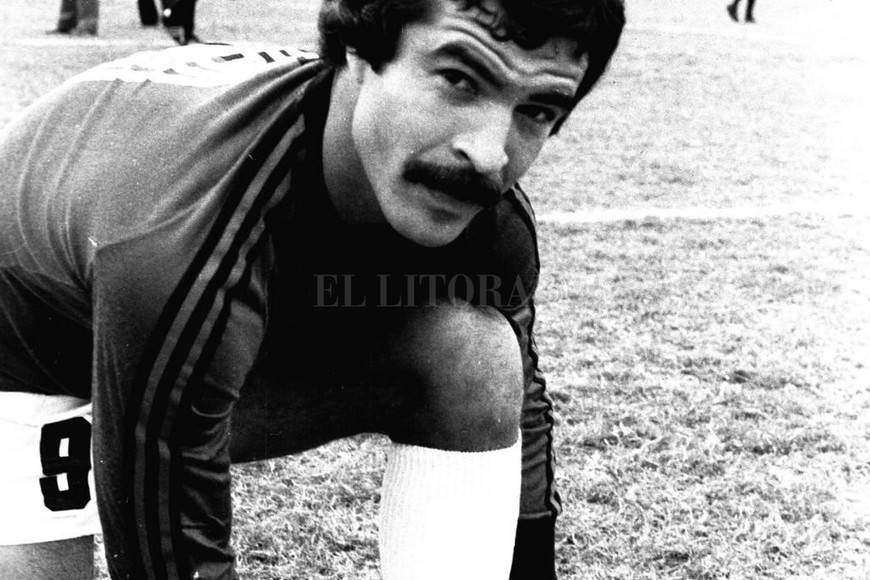 ELLITORAL_314533 |  El Litoral José Artemio Luñiz, un jugador que vino de Salta y que en Colón jugó 113 partidos y marcó 42 goles. Se destacaba por su implacable cabezazo. Muchos lo indican como uno de los mejores cabeceadores en el área rival que pasó por Santa Fe.