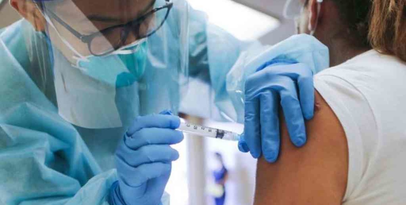 La vacuna "no va a reemplazar" a las otras herramientas contra el coronavirus, advierte la OMS
