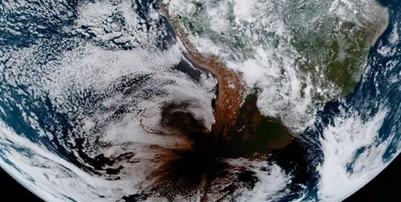 Hipnótico: así se vio Argentina desde el espacio durante el eclipse total solar