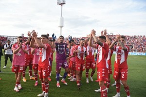 ELLITORAL_414637 |  Manuel Fabatía Los jugadores de Unión saludan y festejan el triunfo junto a sus hinchas.