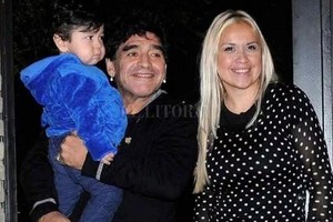 Captura digital Maradona con Diego Fernando y Verónica Ojeda.