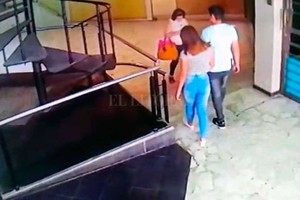ELLITORAL_334515 |  Captura de pantalla La muchacha ingresó junto a Figueroa a la galería Rivadavia, donde el 11 de febrero fue ejecutado el agenciero turístico Hugo Oldani.