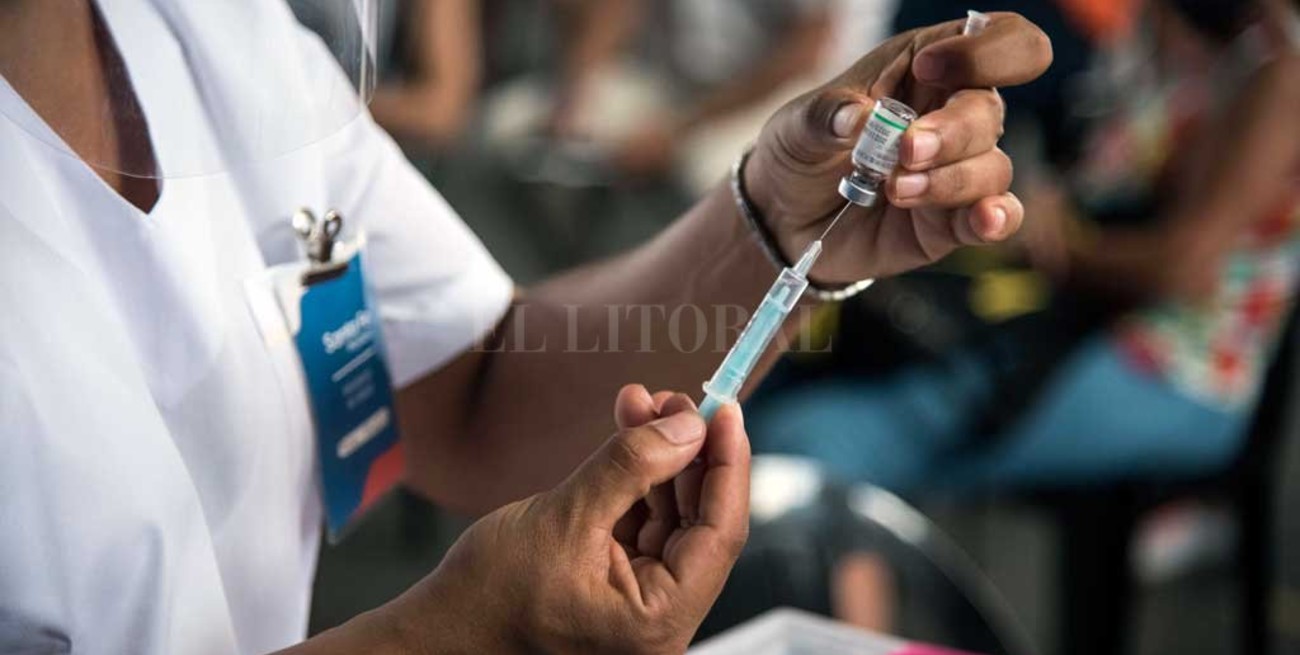 Para inmunizar a más santafesinos, postergan la segunda dosis a docentes