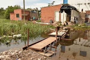 ELLITORAL_236346 |  Guillermo Di Salvatore El agua, cerca. El camino de La Vuelta del Paraguayo no está inundado pero la crecida ya rodea algunas de las viviendas que están en los sectores más bajos.